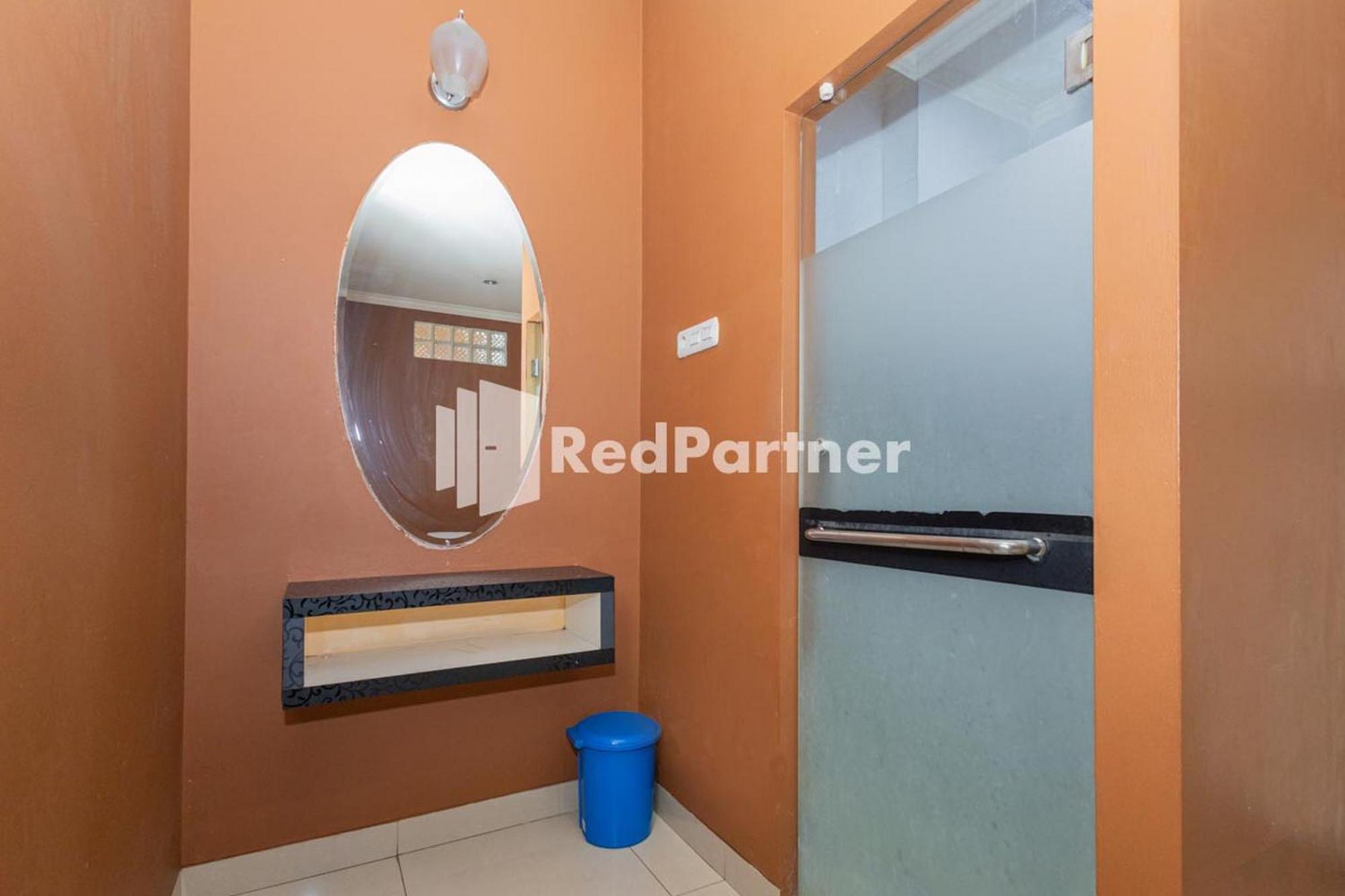Star Hotel Jaksa Mitra Reddoorz Jakarta Exterior photo