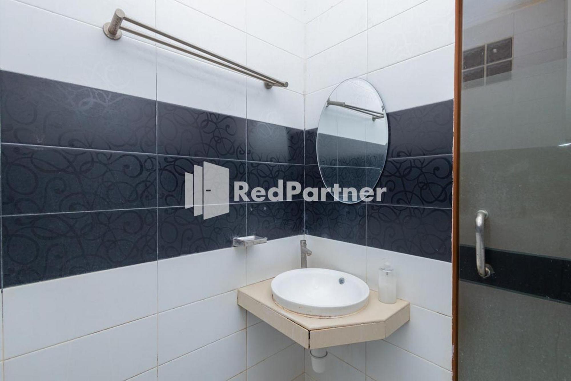 Star Hotel Jaksa Mitra Reddoorz Jakarta Exterior photo