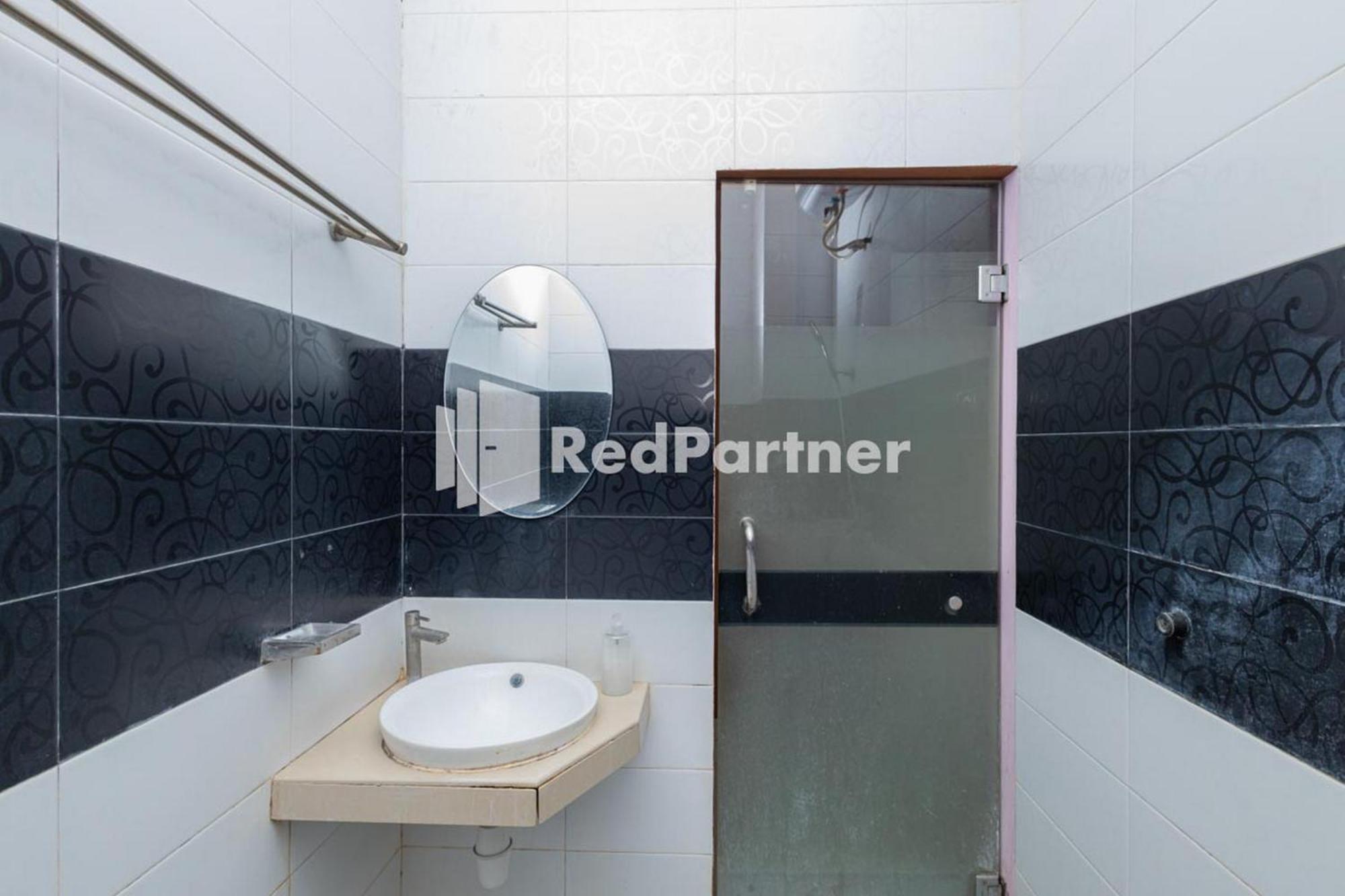 Star Hotel Jaksa Mitra Reddoorz Jakarta Exterior photo